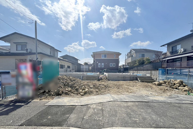 前面に整備された歩道あり♪駐車しやすい広々道路！現地（2026年3月）撮影