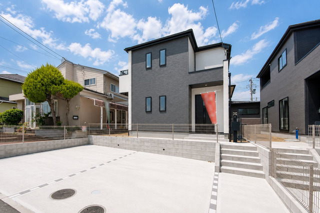 通学も安心の小中学校徒歩4分！お手入れのしやすいコンパクトなお庭完備♪現地（2026年6月）撮影