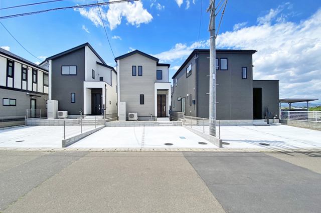 リビングは3面採光＆人気のリビング階段＆ゆとりある23帖の間取り！現地（2025年6月）撮影