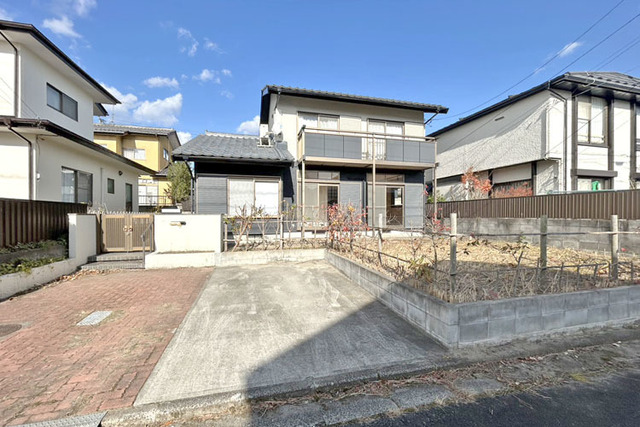 並列ゆったり駐車2台♪お買い物施設も充実した過ごしやすい立地！現地（2025年12月）撮影