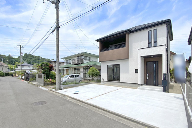 お車好きの方にも嬉しい並列駐車3台可能♪心も癒される緑豊かな住宅地！現地（2026年6月）撮影