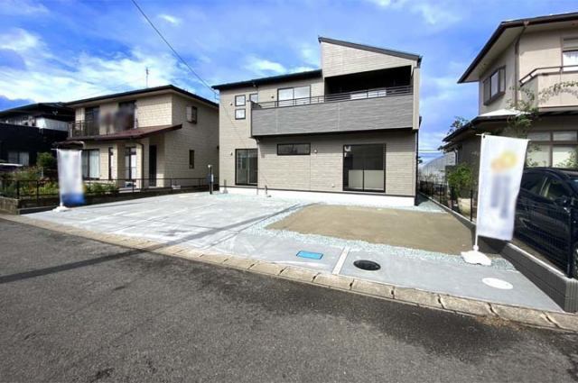 玄関とキッチンをつなぐパントリーにはハンガーパイプ付き！現地（2025年10月）撮影