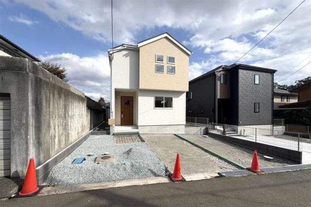 （現地写真）ゆとりの並列2台駐車！前面道路広く開放的！