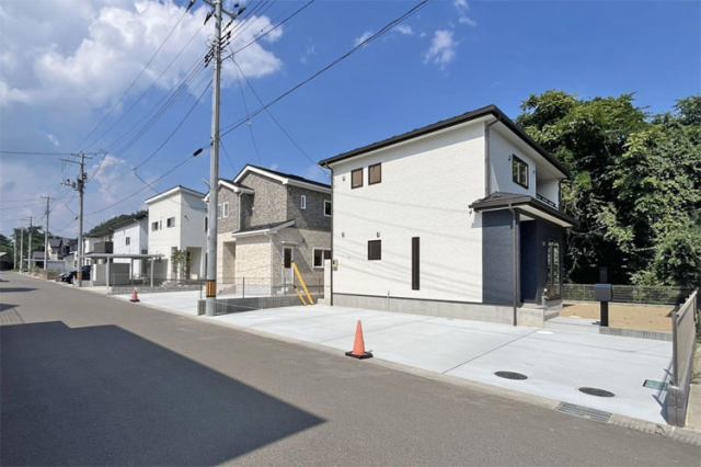 前面道路6ｍ以上で駐車もラクラク♪便利な2コンビニまで徒歩4分内！現地（2025年9月）撮影