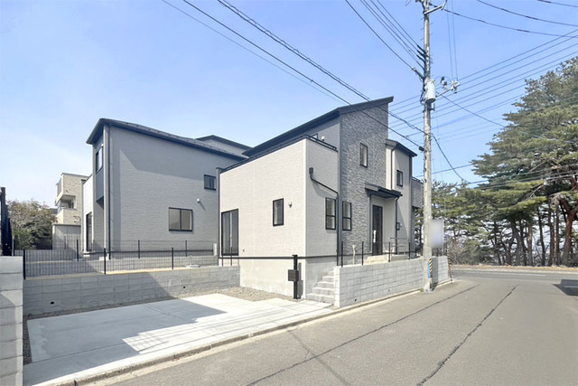 通勤通学にも便利な近隣バス停徒歩1分♪安心の長期優良認定住宅！現地（2026年3月）撮影