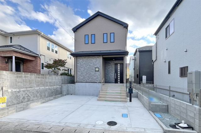 旭ケ丘駅徒歩9分外気温の影響を受けづらい玄関断熱ドアを採用現地（2025年10月）撮影