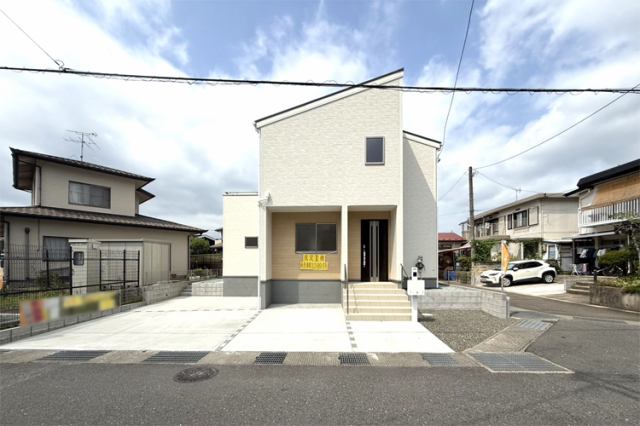 （現地写真）角地で開放的！ゆとりの駐車スペース！