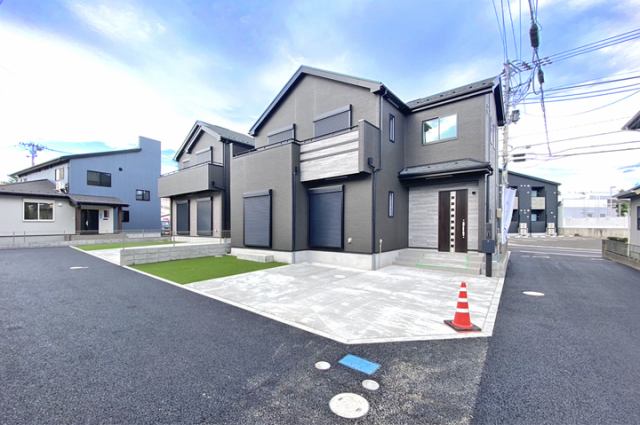 玄関からすぐ居室へ！リビングとの回遊動線で使いやすい続き間の洋室！現地（2025年9月）撮影