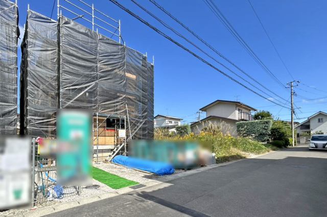 コンビニ、スーパー、ドラッグストアなどのお買い物施設が充実現地（2025年7月）撮影