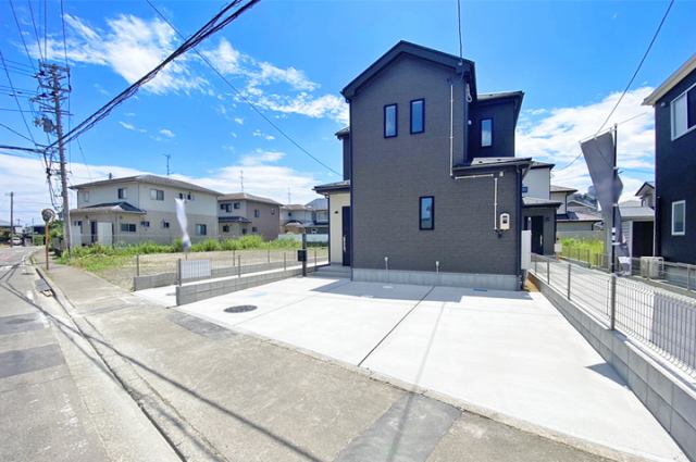 駐車並列2台！前面道9.3ｍと駐車ラクラク♪現地（2025年7月）撮影