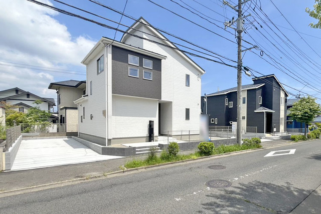 来客時にも安心な駐車3台OK！子育て世帯にも嬉しい小学校徒歩9分♪現地（2026年5月）撮影