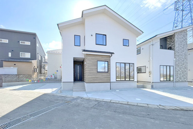 前面道広々6ｍと駐車もらくらく♪バイパス近郊でお出かけにも便利！現地（2026年2月）撮影