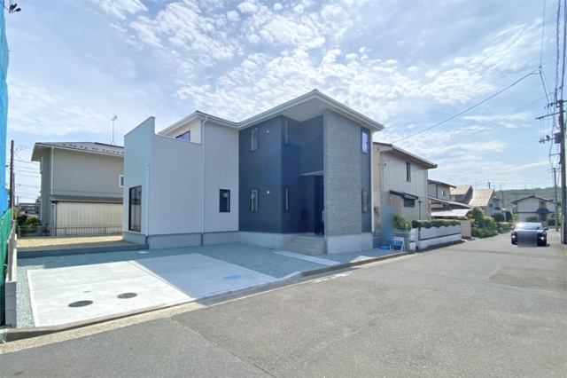 南面に贅沢な大きなお庭完備！最大並列駐車3台♪現地（2025年5月）撮影