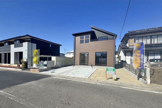 前面道8ｍでゆとり十分♪安心の駐車並列2台OK！現地（2026年3月）撮影