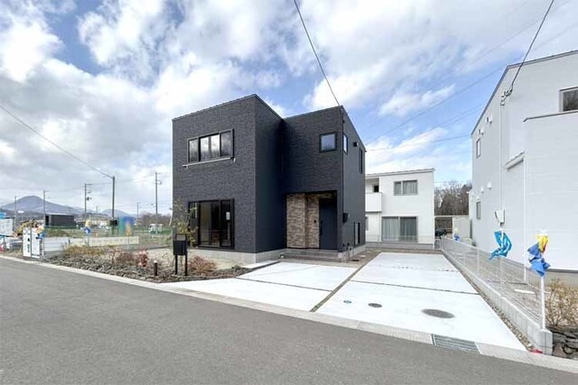 （現地写真）前面道路広く駐車ラクラク！