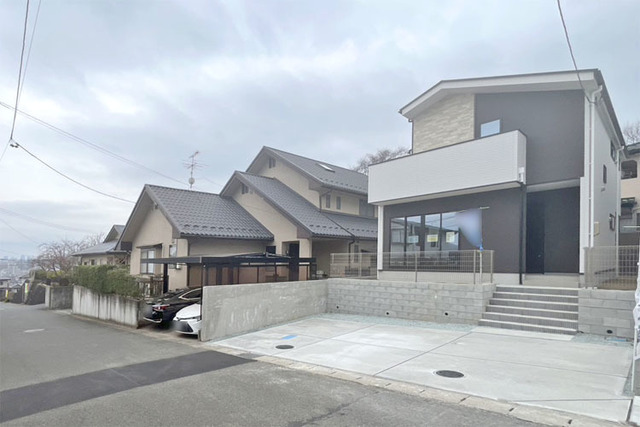 来客時にも便利な最大並列駐車3台OK♪収納が豊富なお家！現地（2026年4月）撮影