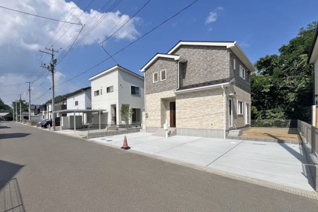 前面道路6ｍ以上で駐車もラクラク♪便利な2コンビニまで徒歩4分内！現地（2025年9月）撮影