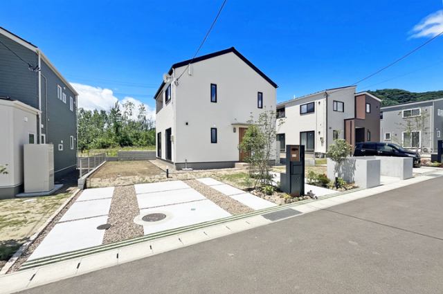 駐車2台OK！ご夫婦でのお車所持にもぴったり！現地（2025年6月）撮影