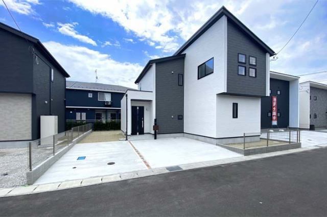 キッチン後ろから行ける脱衣所で入浴準備もスムーズに！現地（2025年7月）撮影