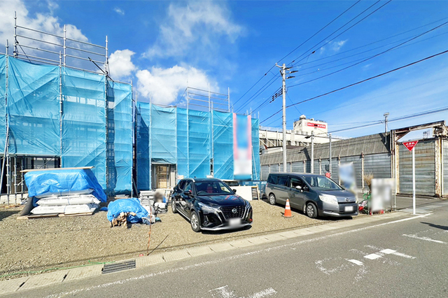 全居室南向きの角地！駐車並列4台可能！現地（2026年3月）撮影