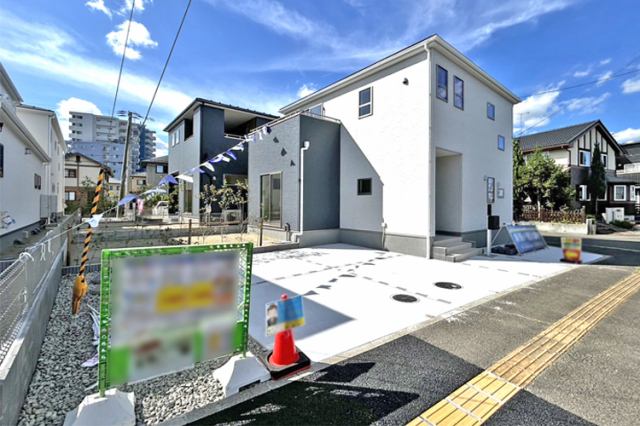 （現地写真）前面道路広く、角地で開放的♪