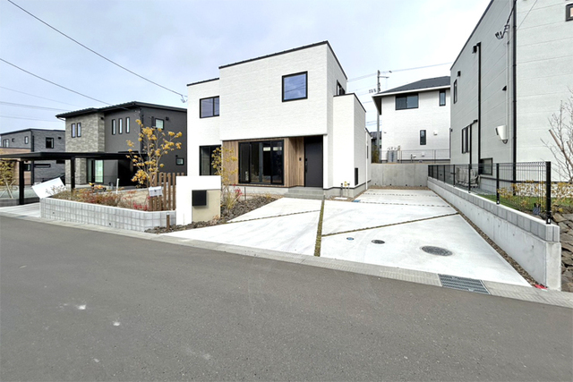 （現地写真）前面道路広く駐車ラクラク！