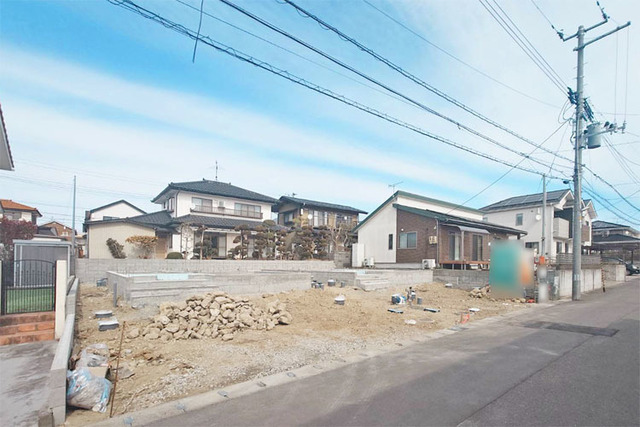 ご夫婦でのお車所有も可能な並列駐車2台♪開閉の楽々な電子キーを採用！現地（2026年3月）撮影