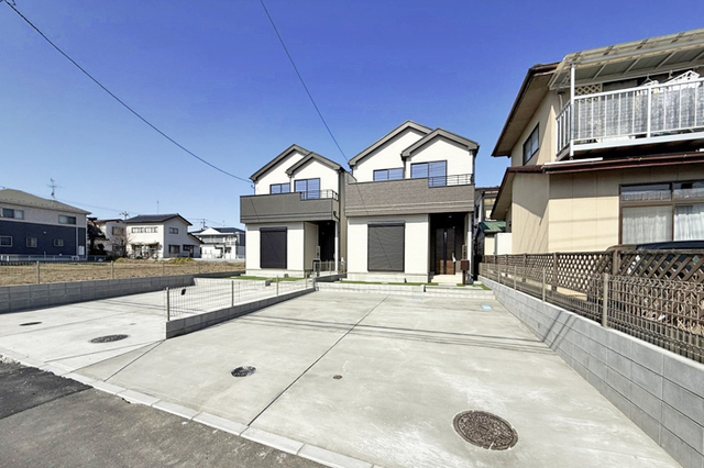 駐車並列2台OK！奥行きがあるので駐車もラクラク！現地（2026年3月）撮影