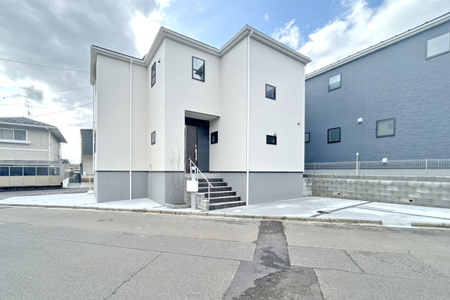 陽当たり通風良好な角地住宅♪お車好きにも嬉しい駐車最大3台以上OK！現地（2026年2月）撮影