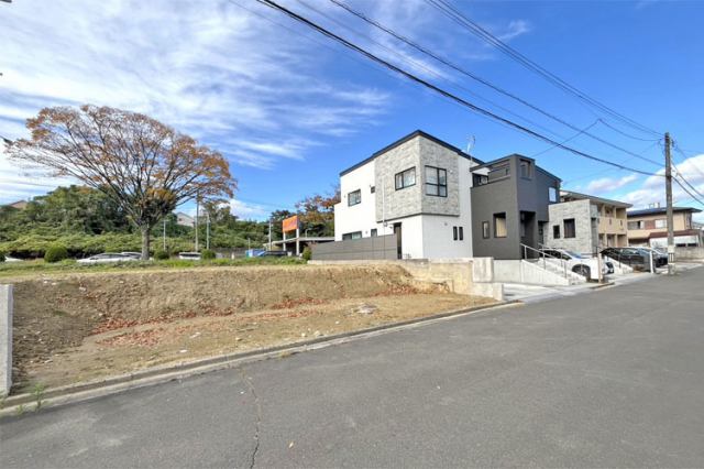 広々とした87坪の敷地！最寄りのバス停まで徒歩3分♪現地（2025年11月）撮影